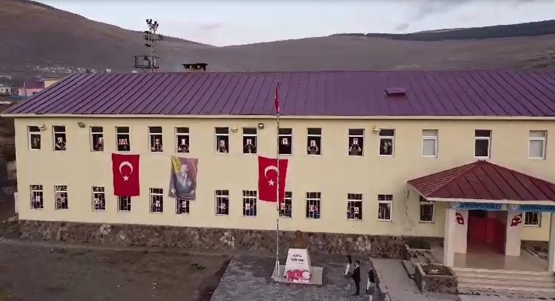 K&ouml;y okulu &ouml;ğretmen ve &ouml;ğrencilerinden Cumhuriyet klibi
