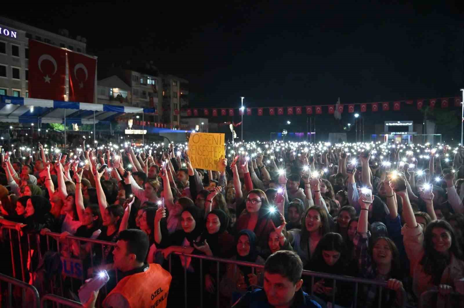 Manisa’da 100. yıl coşkusu fener alayı ve konserle taçlandı