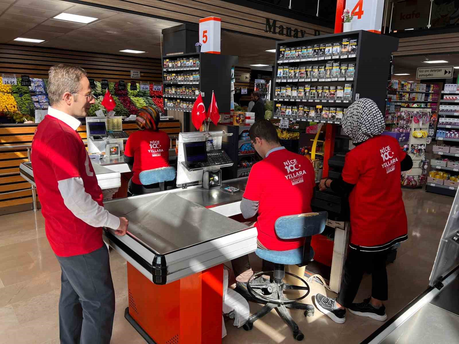 Bir hafta boyunca kırmızı beyaz kıyafetlerle hizmet verecekler
