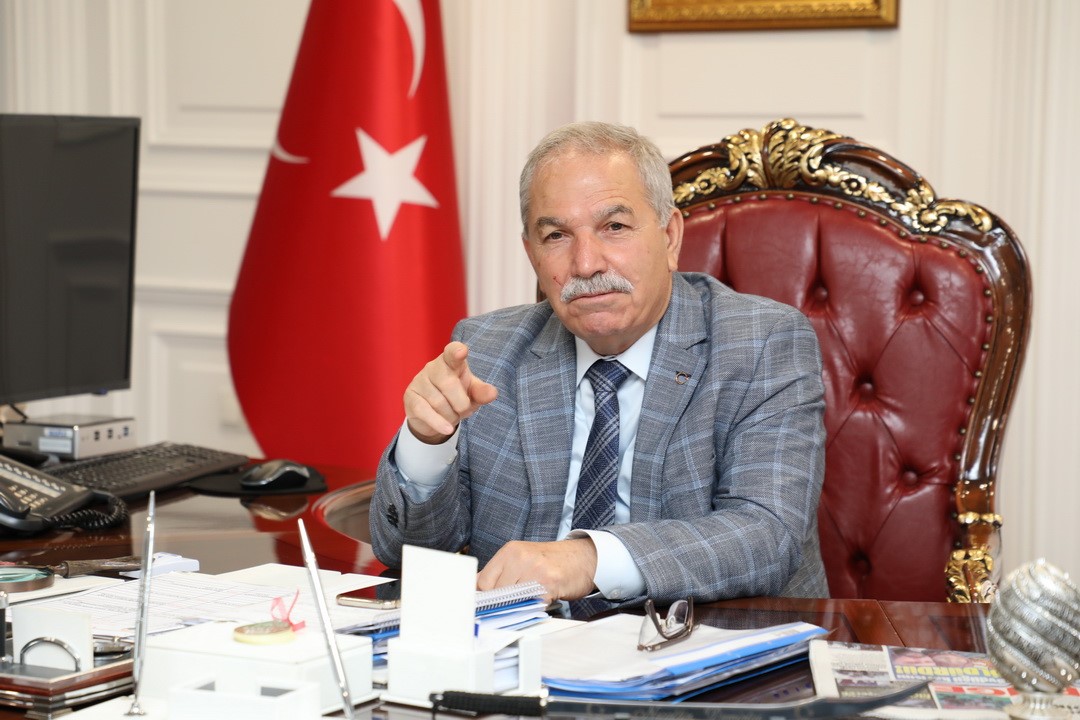 İlkadım'da metruk binalar bir yıkılıyor