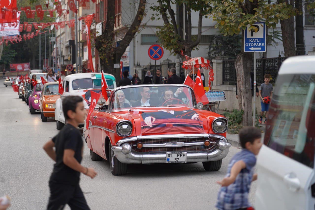 Bilecik’te klasik arabaların konvoyu ilgi ile karşılandı