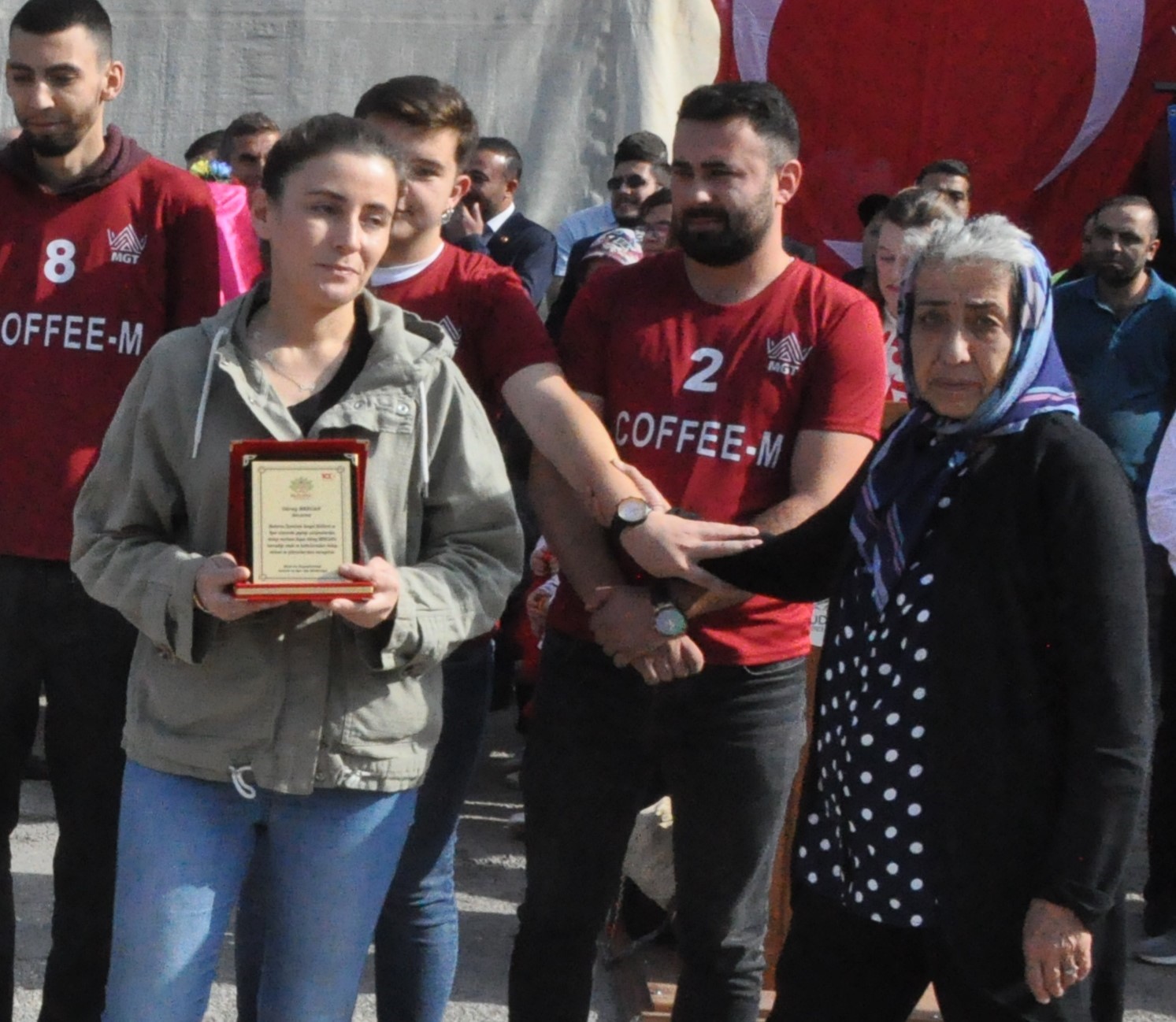 Hayatını kaybeden belediye personelinin ailesine plaket verildi
