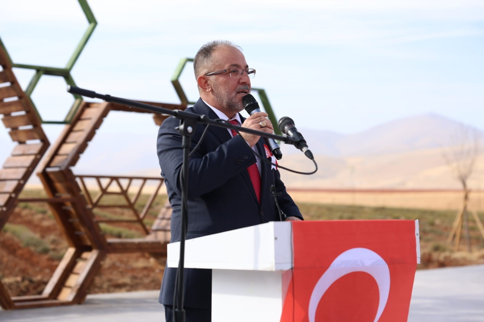 Depremlerle sarsılan Afşin hızla normalleşiyor: ’Arı Dünyası’ açıldı, Sitti Mükrime Hatun Çeyiz Sergisi görücüye çıktı