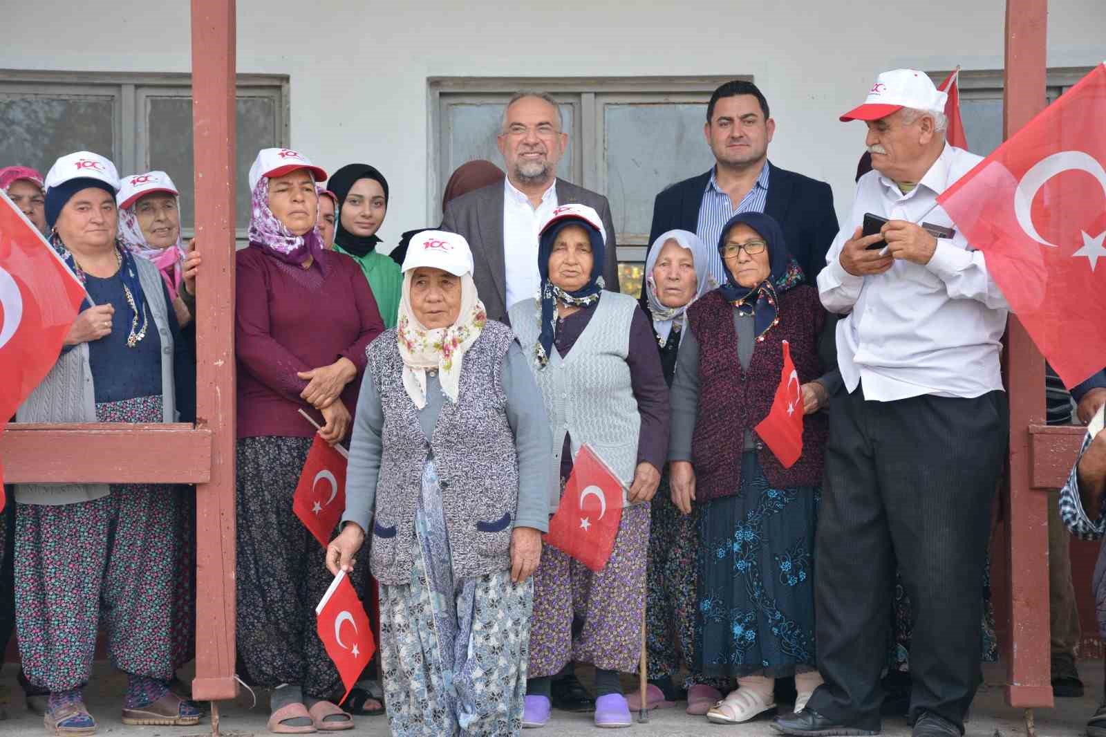 Belediye Başkanı şiir okuyan köylülerin coşkusuna ortak oldu