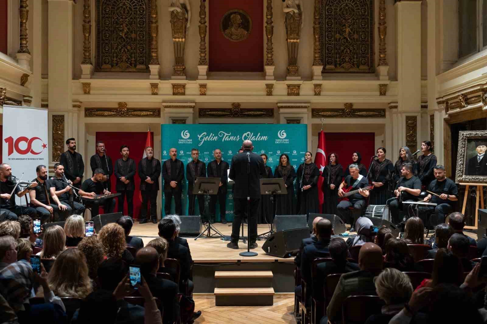 Yunus Emre Enstit&uuml;s&uuml; 100. yılda d&uuml;nyaya &ldquo;Cumhuriyet&rdquo;in imzasını attı
