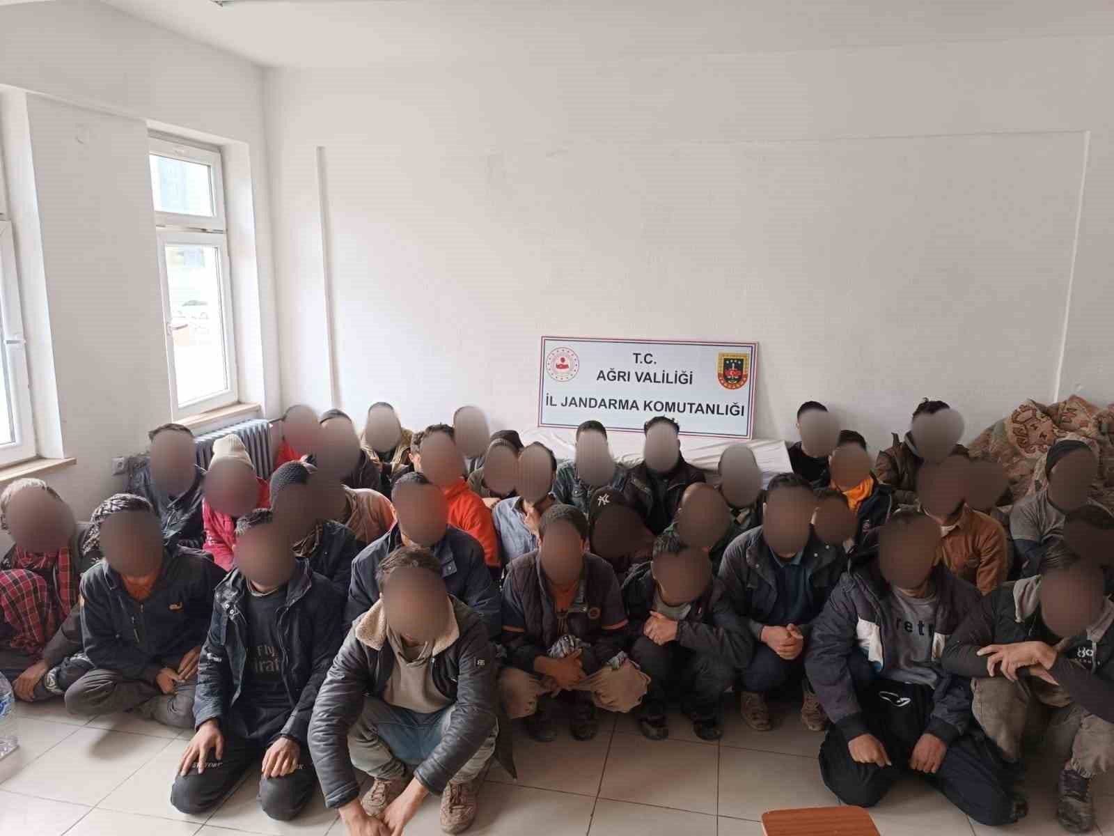 Ağrı’da 49 Afgan göçmen yakalandı