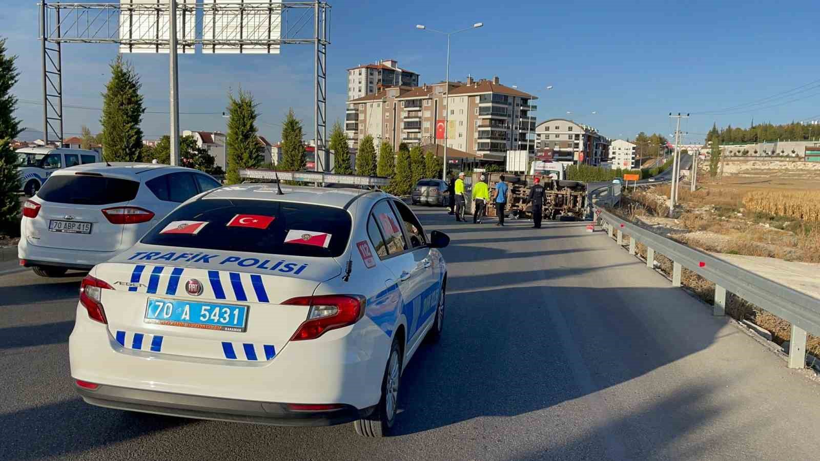 Karaman’da inşaat kalıbı yüklü kamyonet devrildi: 2 yaralı
