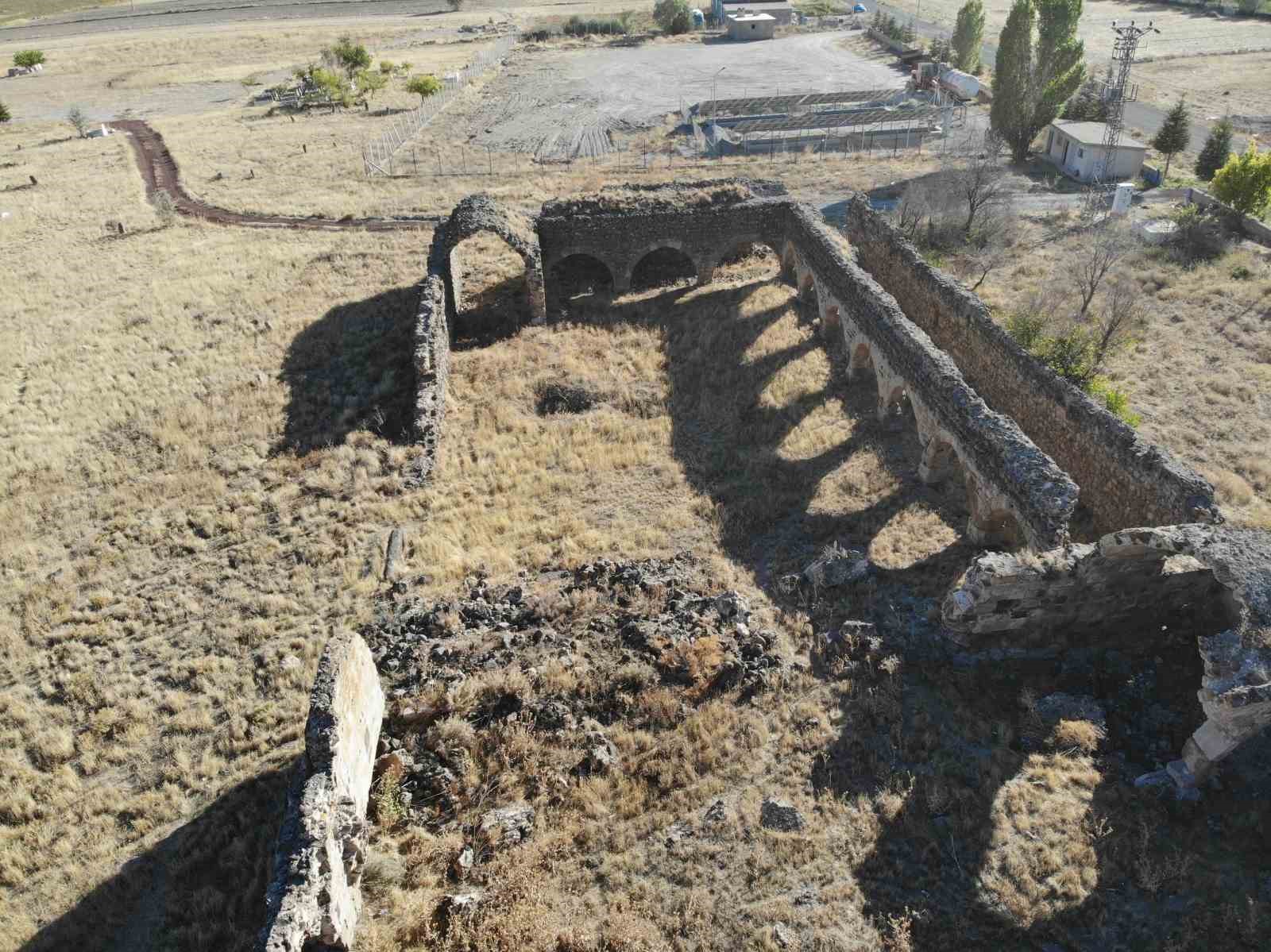 Tarihi han tarihe karışıyor
