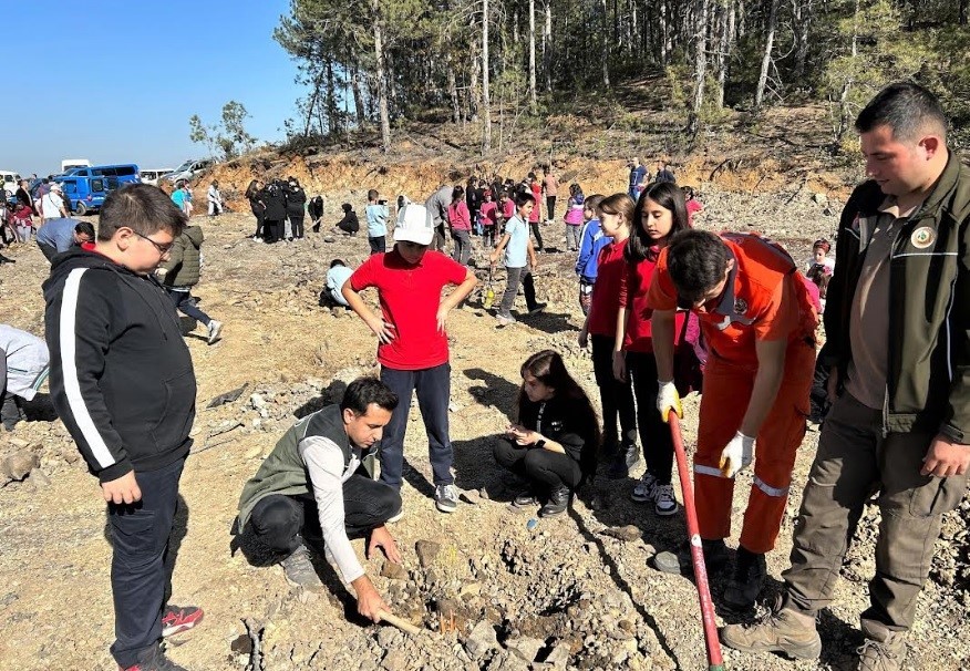 Tavşanlı’da fidanlar toprakla buluştu