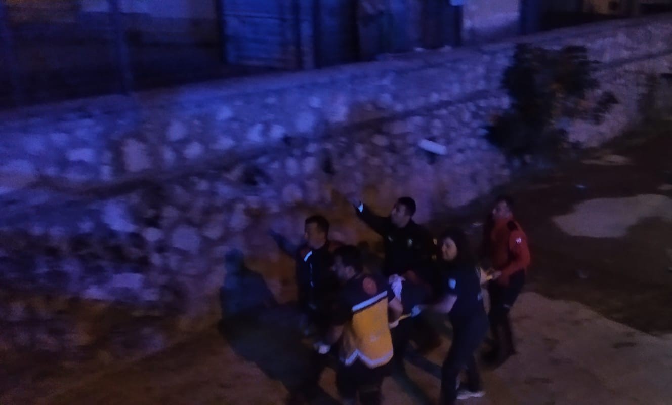 Dengesini kaybederek dereye d&uuml;şen adamı ekipler kurtardı
