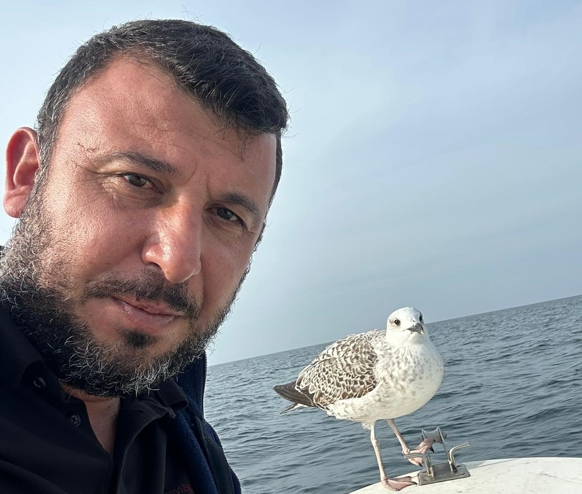 Denize açıldıkları ’martı’ ile tuttukları balıkları paylaştılar