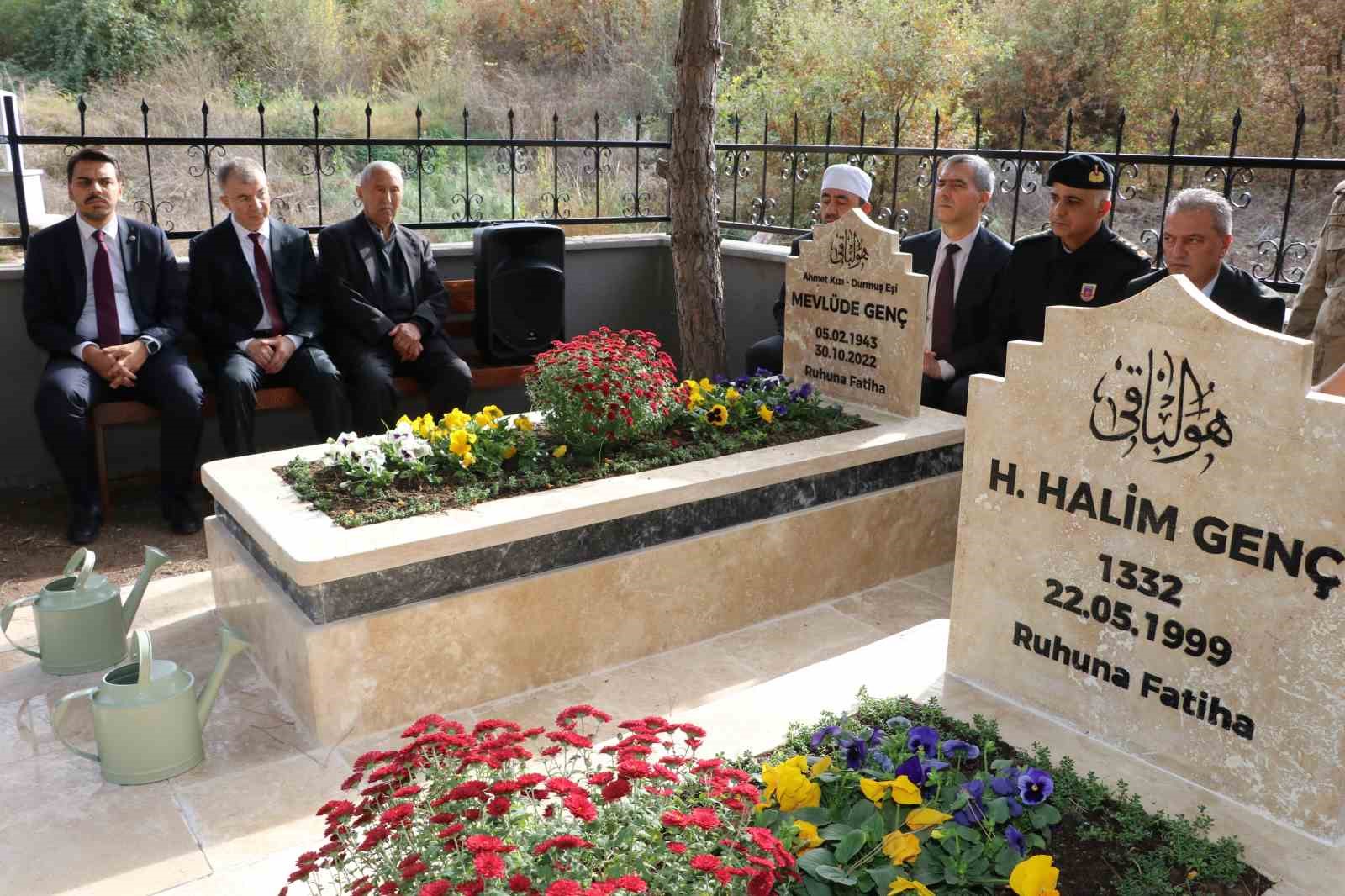 D&uuml;nyaya insanlık dersi veren &ldquo;Bilge Ana&rdquo; kabri başında anıldı
