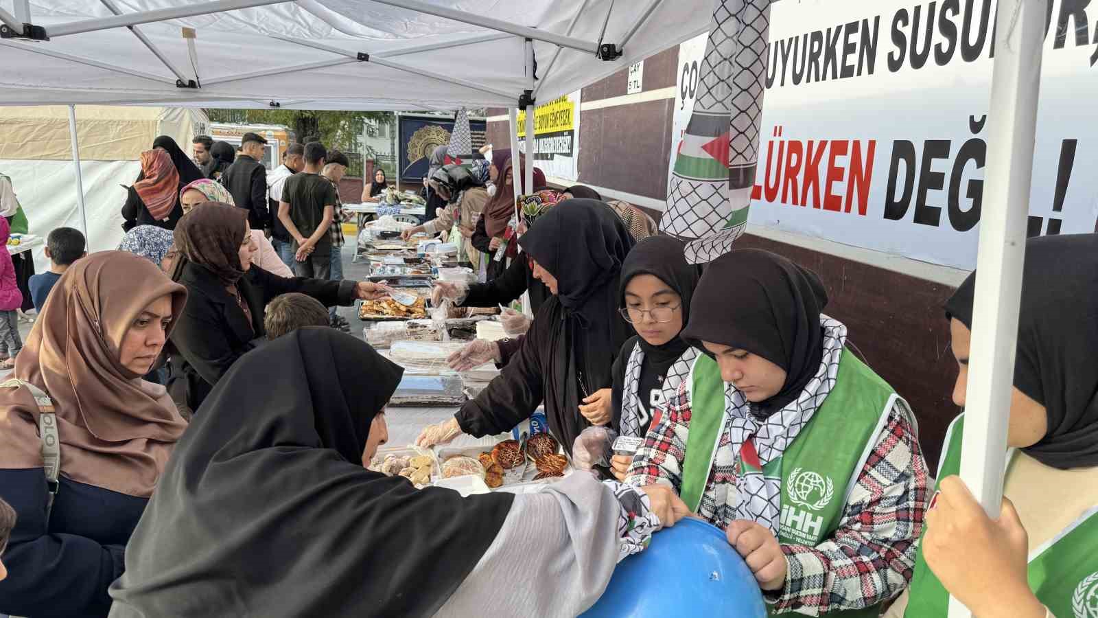 Tatvan’da Gazze yararına hayır çarşısı açıldı