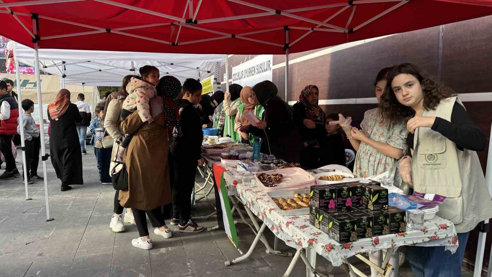 Tatvan’da Gazze’ye yararına hayır çarşısı açıldı