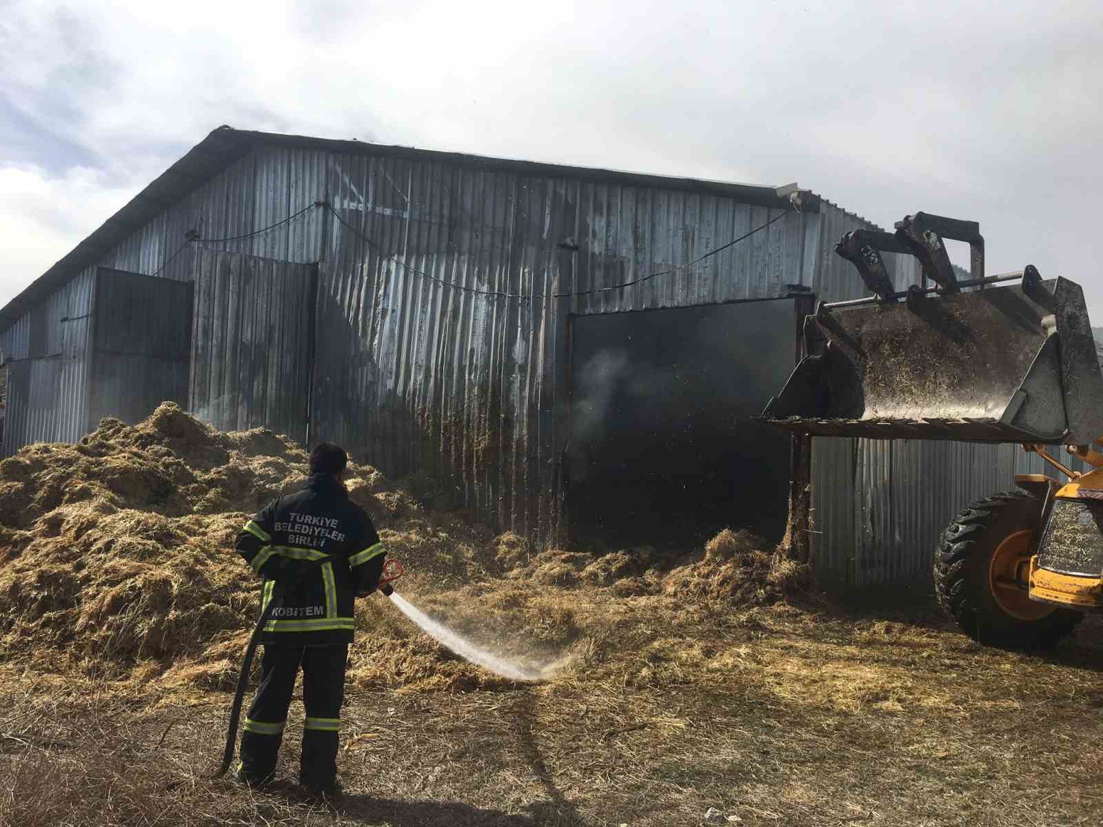 Burdur’da 400 saman balyası yandı