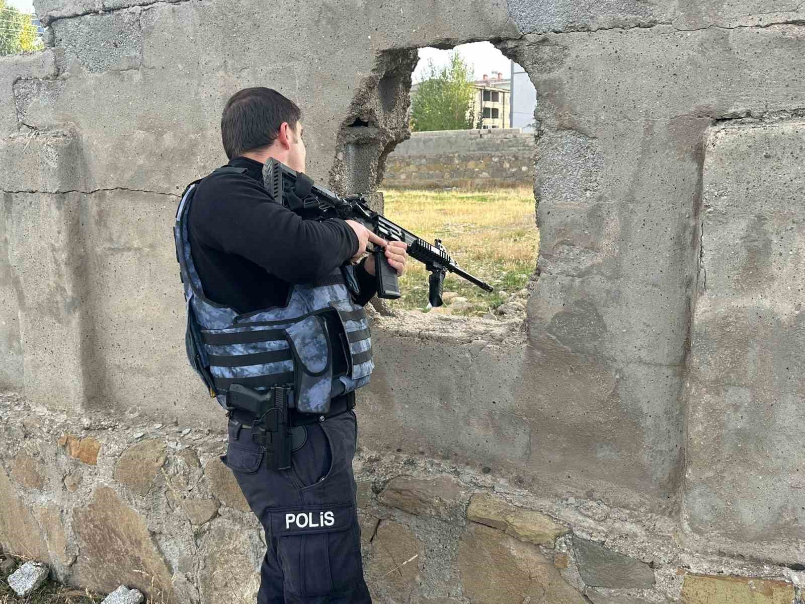 Yüksekova’da metruk binalarda uyuşturucu içenler arandı