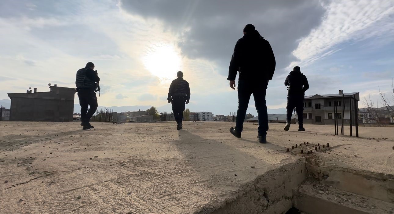 Y&uuml;ksekova&rsquo;da metruk binalarda uyuşturucu i&ccedil;enler arandı
