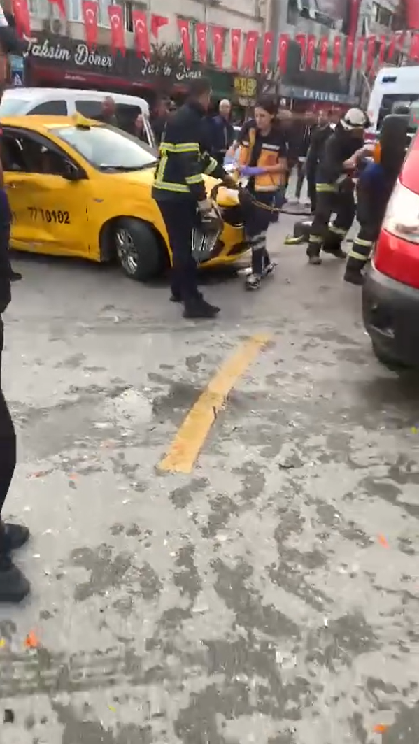 Yalova&rsquo;da taksiyle minib&uuml;s &ccedil;arpıştı: 3 yaralı
