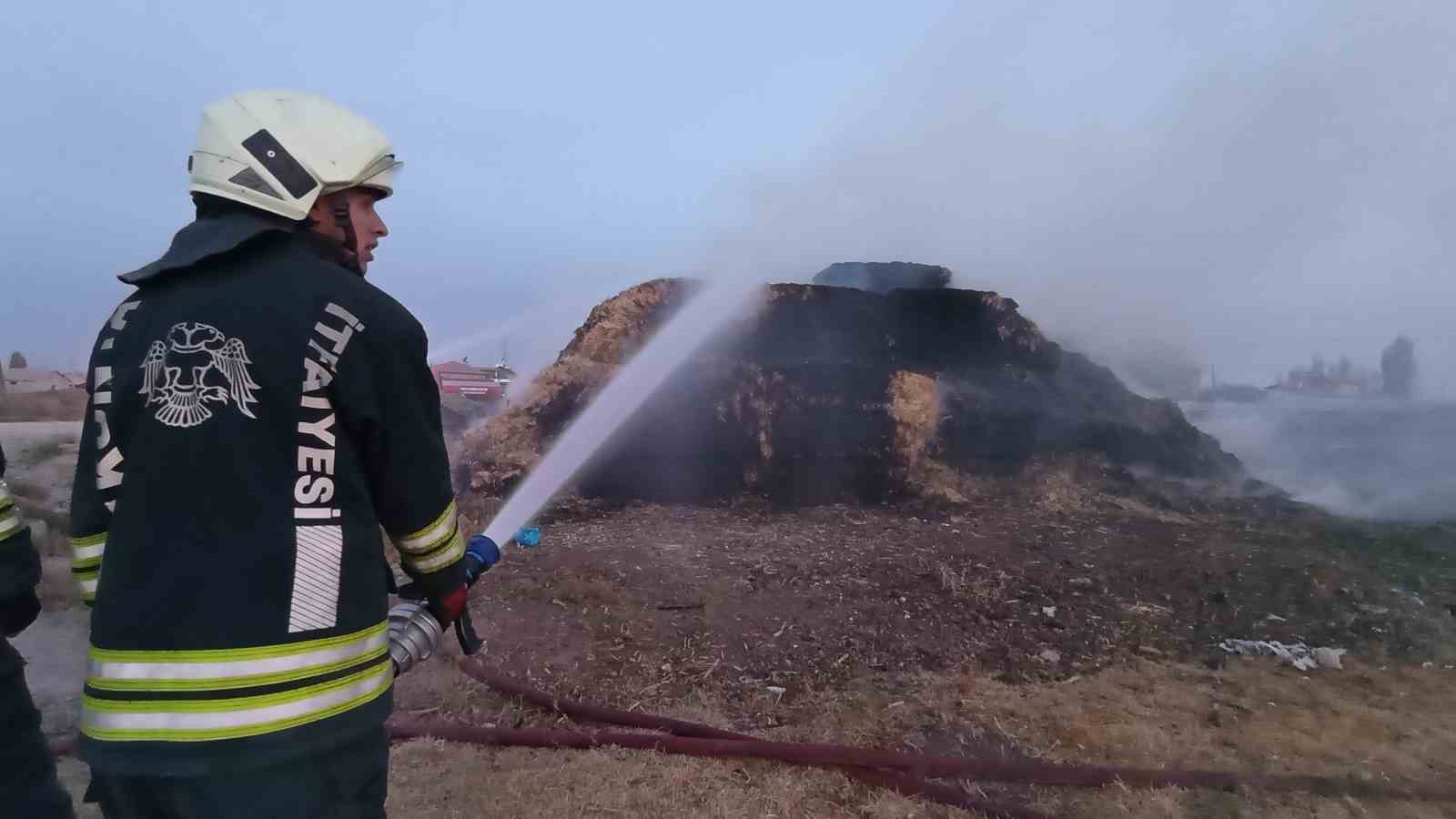 Kopan elektrik teli 20 bin saman balyasını yaktı
