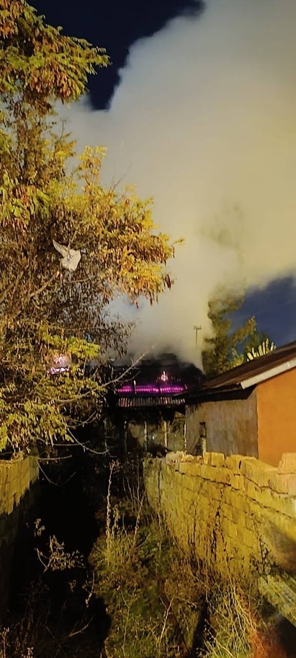 Ağrı&rsquo;da alevler geceyi aydınlattı
