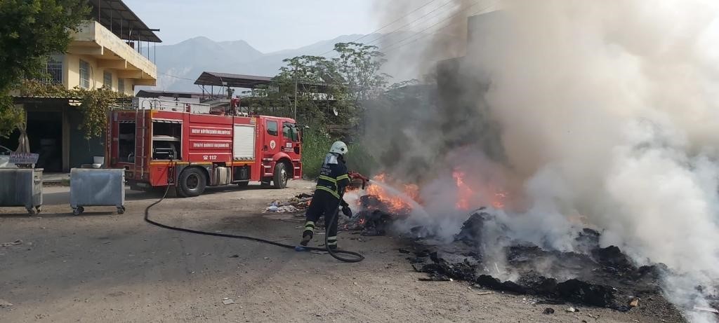 İskenderun ilçesi sanayi sitesinde çöp yangını