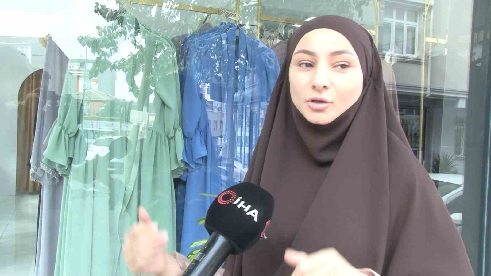 Arnavutk&ouml;y&rsquo;de bir işletmeye a&ccedil;ılışta hediye edilen &ccedil;i&ccedil;ekleri b&ouml;yle &ccedil;aldı
