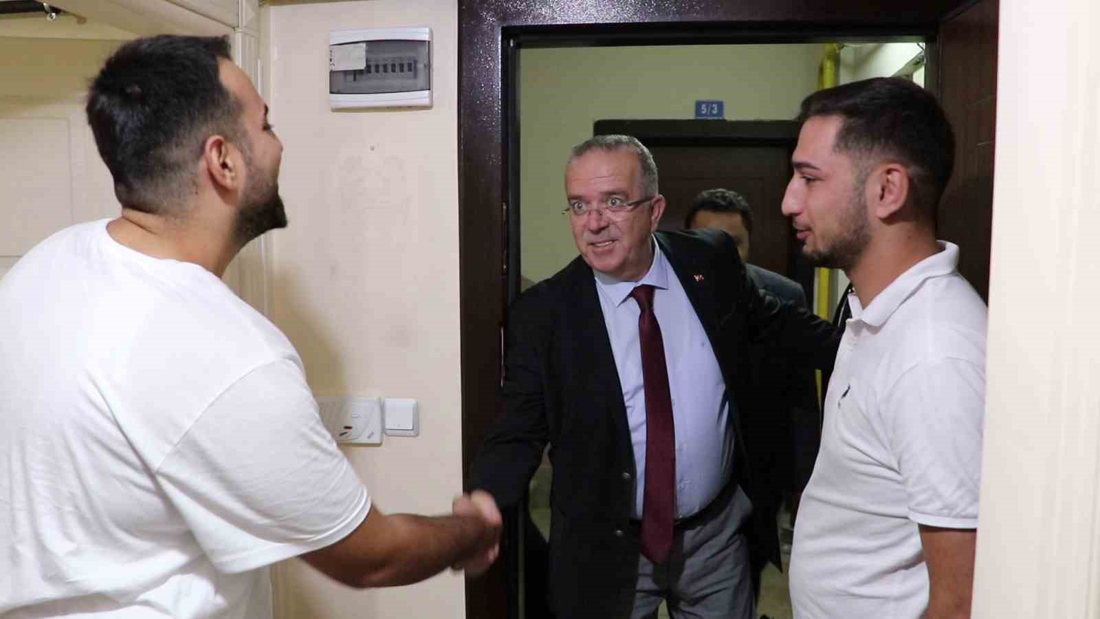 Rektör Turabi'den öğrenci evine çat kapı ziyaret: 