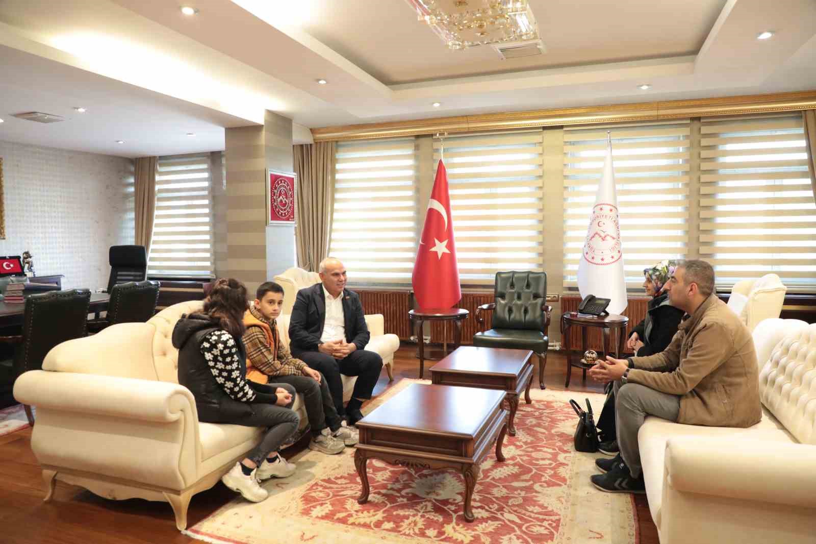 Vali Ko&ccedil;, k&uuml;&ccedil;&uuml;k Mirza&rsquo;yı makamına davet etti
