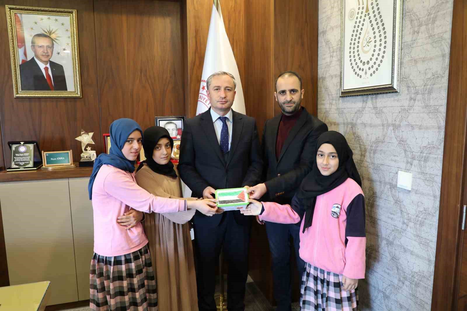 Ağrı’da öğrencilerden Filistin’e anlamlı bağış