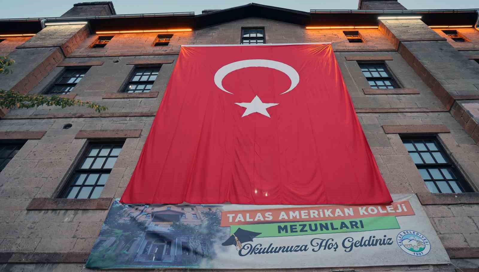 Başkan Yal&ccedil;ın&rsquo;dan Talas Amerikan Koleji mezunlarına 100. yıl s&uuml;rprizi

