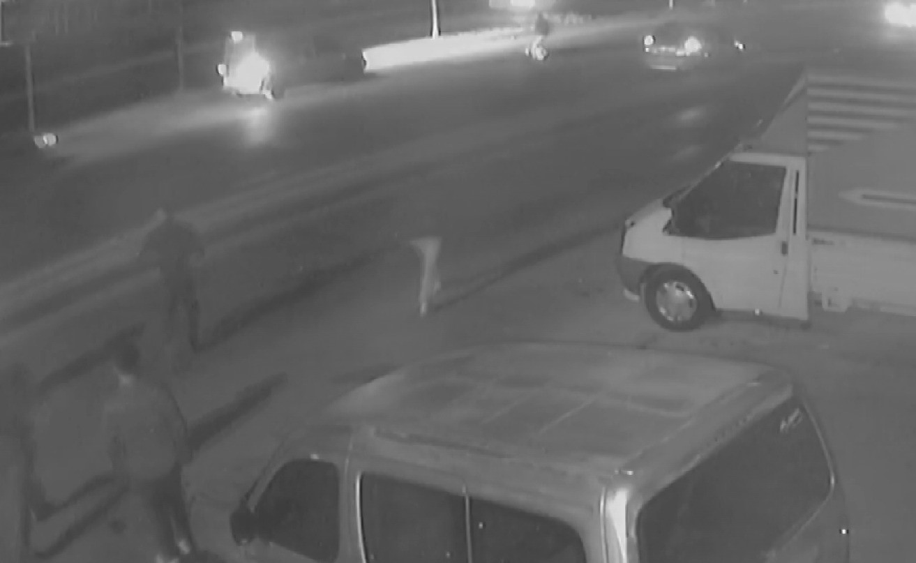 Otomobilin kadına çarpma anı kamerada
