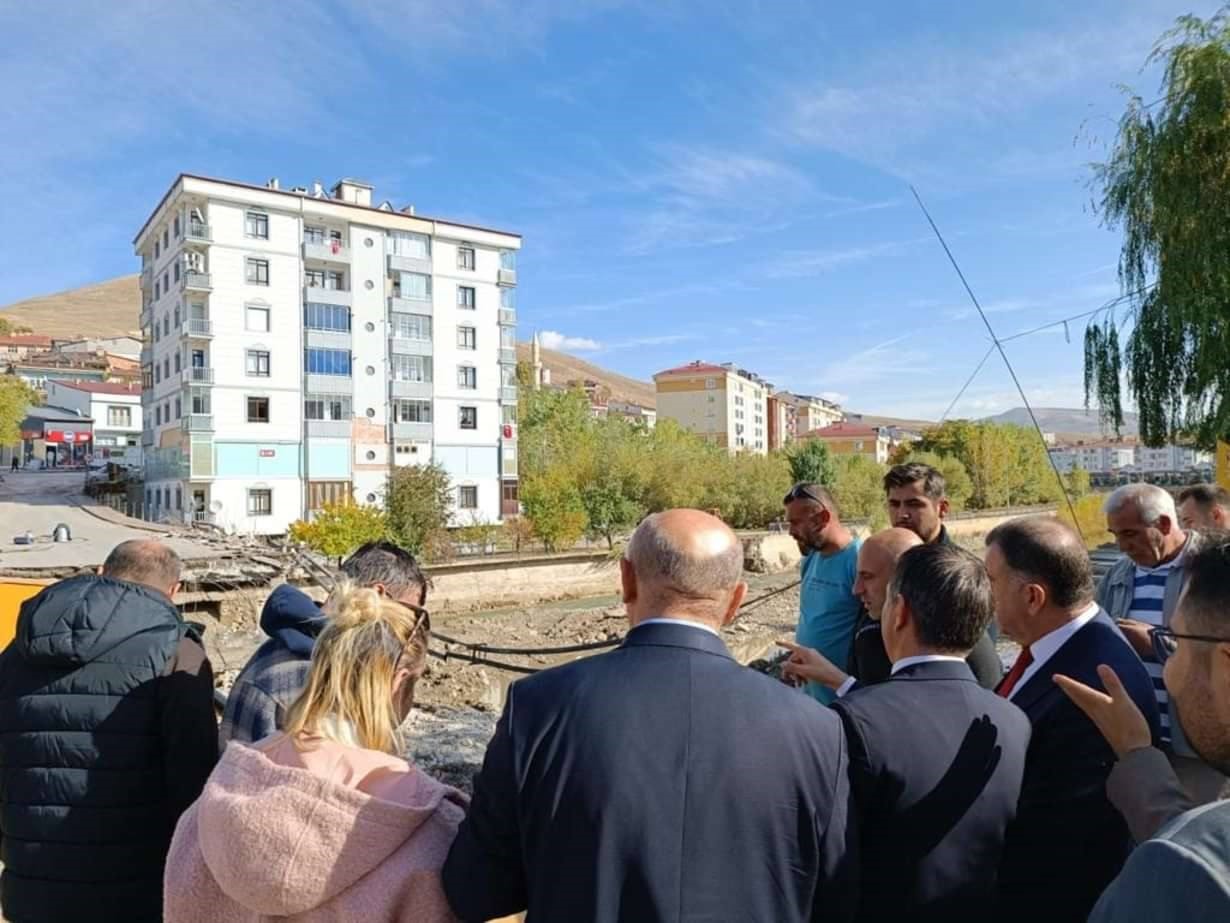 Taş Köprü yeniden yapılmak üzere yıkıldı
