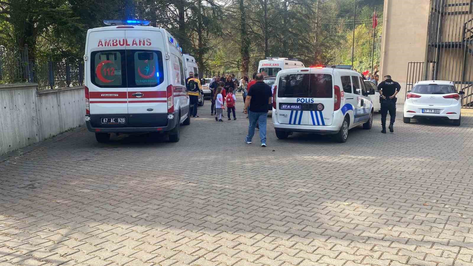 29 Ekim kutlamasında &uuml;&ccedil; veli meşalenin aleviyle yaralandı
