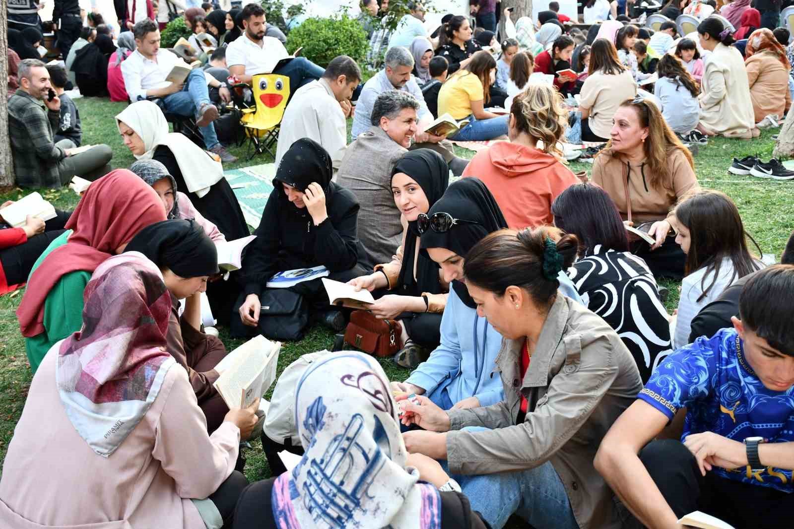 Öğrencilerin girişimiyle yüzlerce Siverekli bir arada kitap okudu