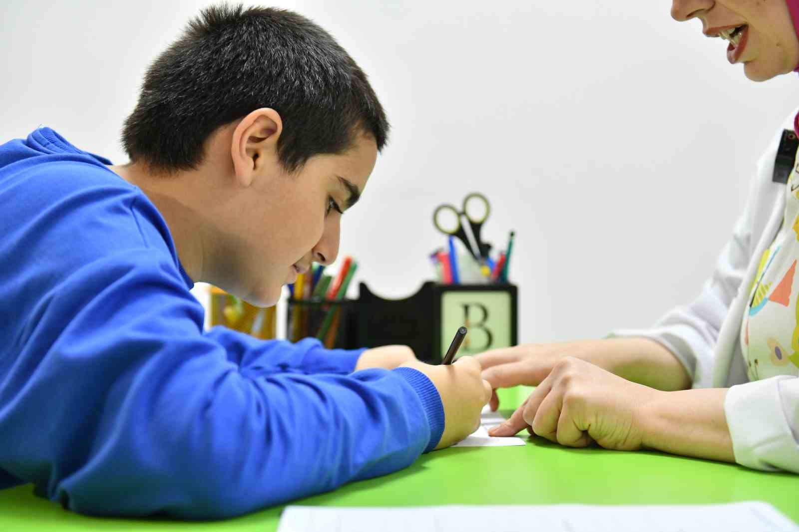 Otizimli gen&ccedil; Esenyurt  Belediyesi &Ouml;zel Eğitim Merkezi&rsquo;nde eğitim alarak başarısını ileri seviyeye taşıdı
