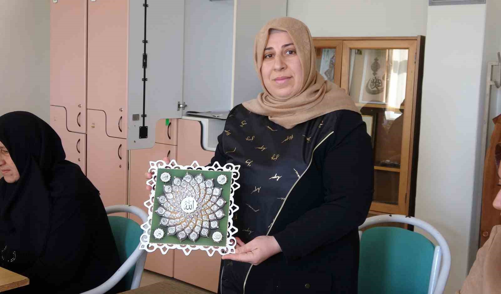 Kadınlar, 3 boyutlu tablolarla b&uuml;t&ccedil;elerine katkı sağlıyor
