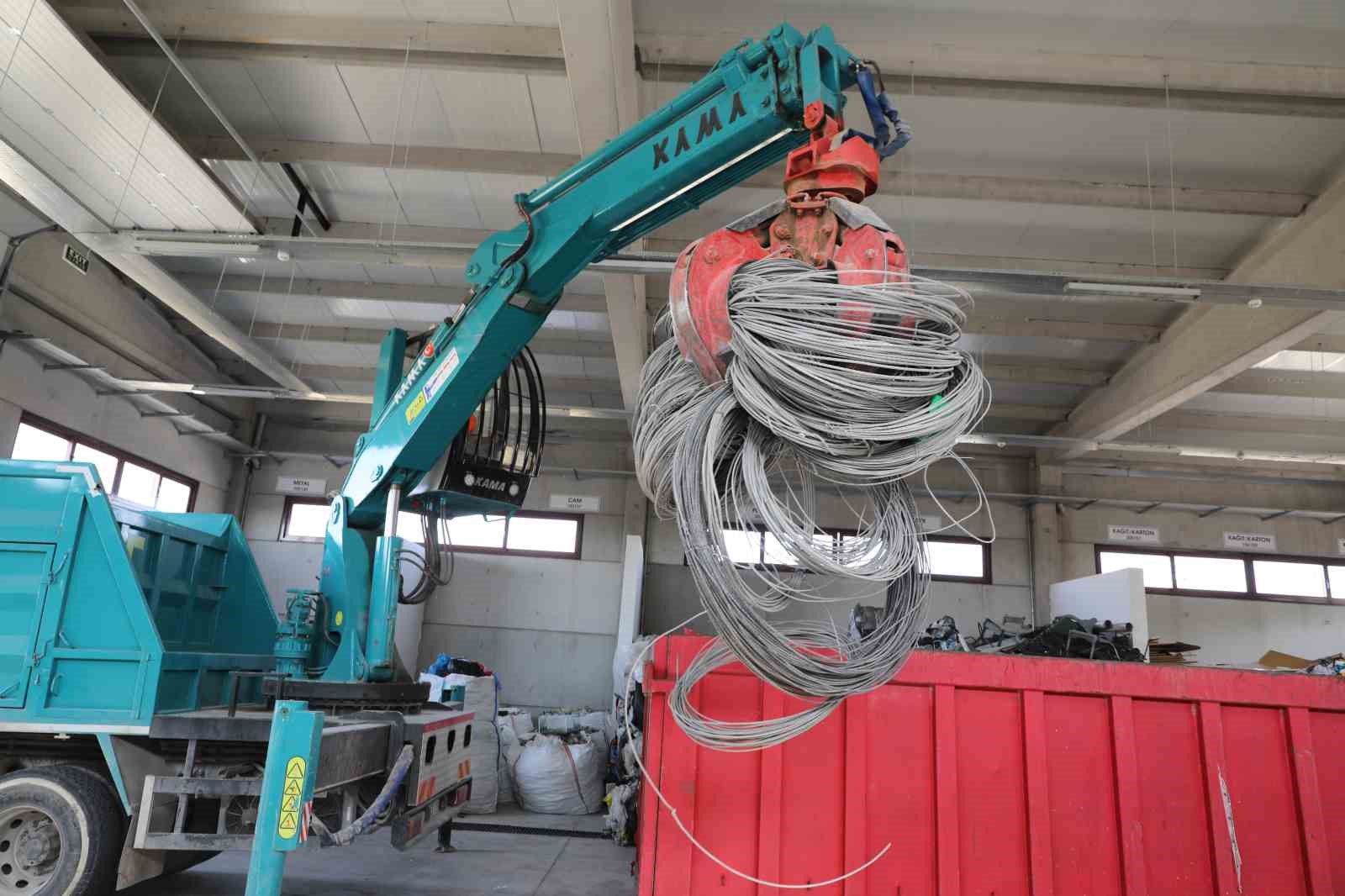 Niğde&rsquo;de kamp&uuml;ste biriken atıklar d&ouml;ng&uuml;lsel ekonomiye katkı sağlıyor
