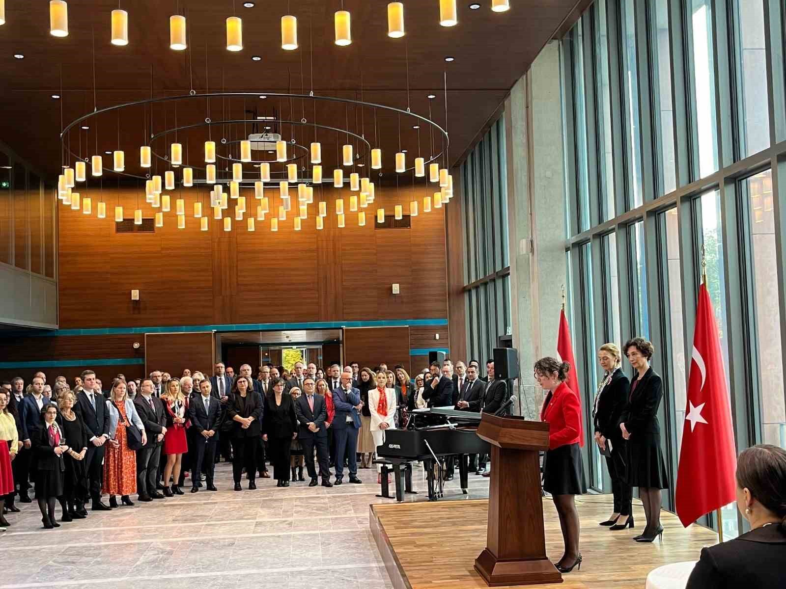 Paris Yunus Emre Enstit&uuml;s&uuml;, Cumhuriyet&rsquo;in 100. yılını coşkuyla kutladı
