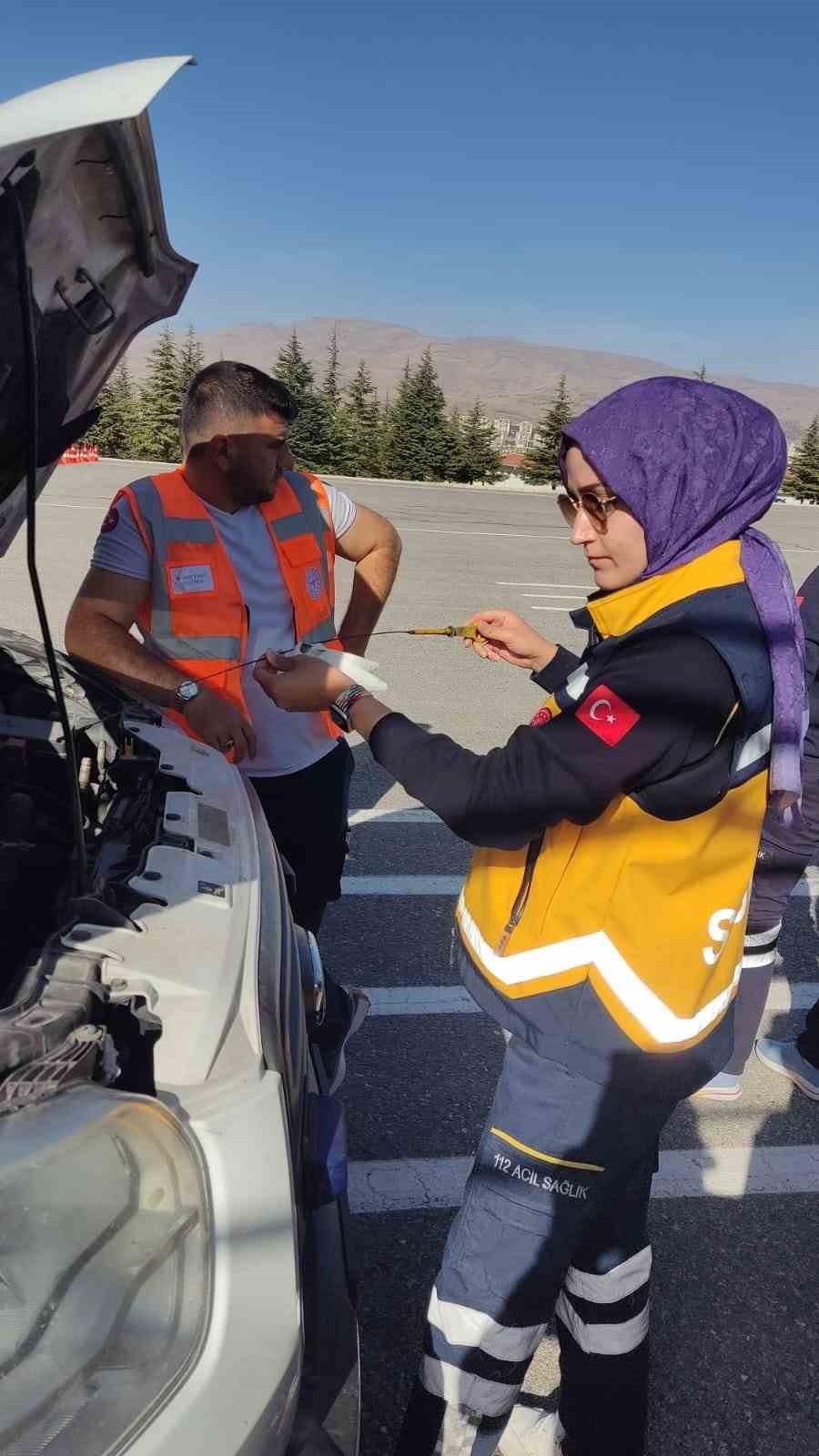 Niğde&rsquo;de Uygulamalı Ambulans S&uuml;r&uuml;ş G&uuml;venliği Eğitimi Verildi
