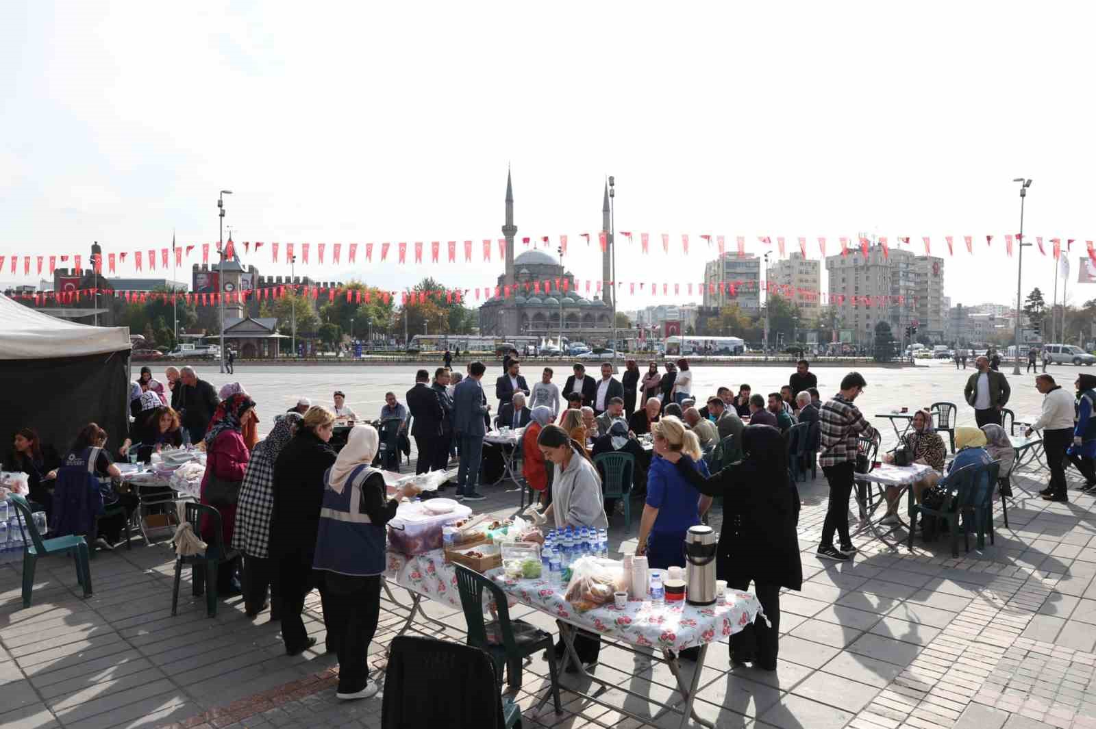 Başkan Büyükkılıç, depremzede çocuklar için düzenlenen panayırı ziyaret etti