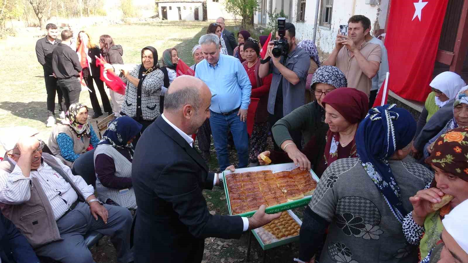 &Ccedil;ocuksuz 100. yılı kutlayan k&ouml;ye Muharrem İnce b&ouml;rek ikram etti
