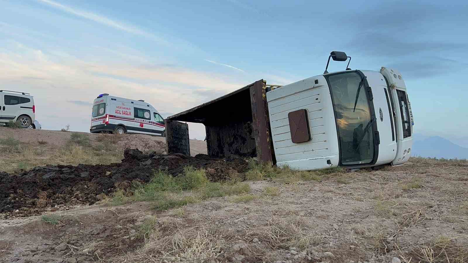 Aksaray’da kamyon şarampole devrildi: 2 yaralı