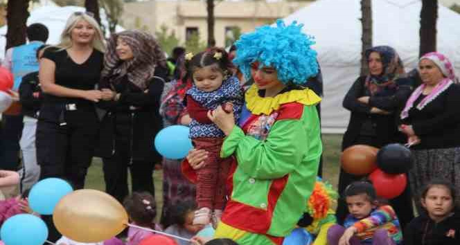 Depremin çocuklarını palyaçolar güldürdü