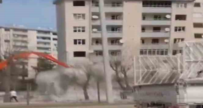 Kontrollü yıkımda bina böyle devrildi