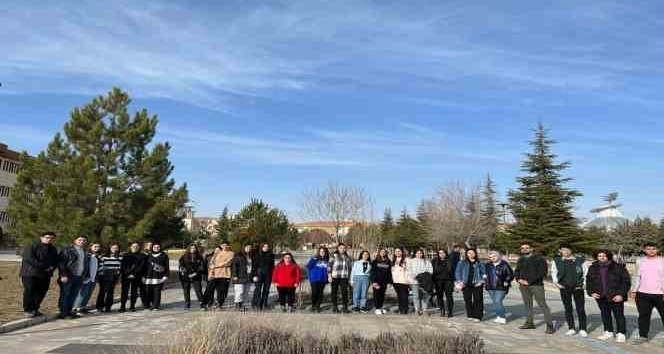 Liseli gençler NEVÜ’de