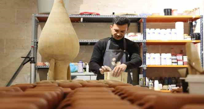 Doğadan elde ettiği malzemeleri sanata çeviriyor