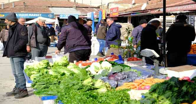 Erzincan’da semt pazarında hareketlilik