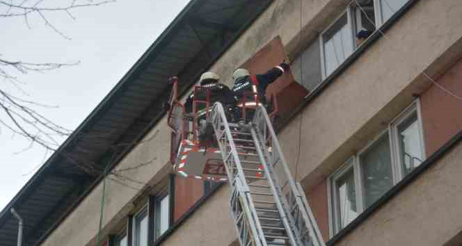Ordu’da fırtına yüzünden dış cephe kaplaması yerinden koptu