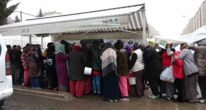 Sağanak yağmur depremzedelere zor anlar yaşattı