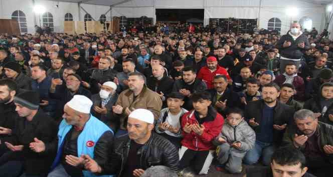 Depremin merkezinde Berat Kandili’nde eller semaya açıldı